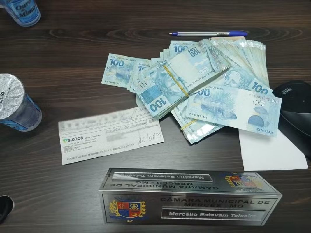  Vereador exibe R$ 100 mil em plenário e denuncia compra de voto em eleição da Câmara de Mercês (MG)