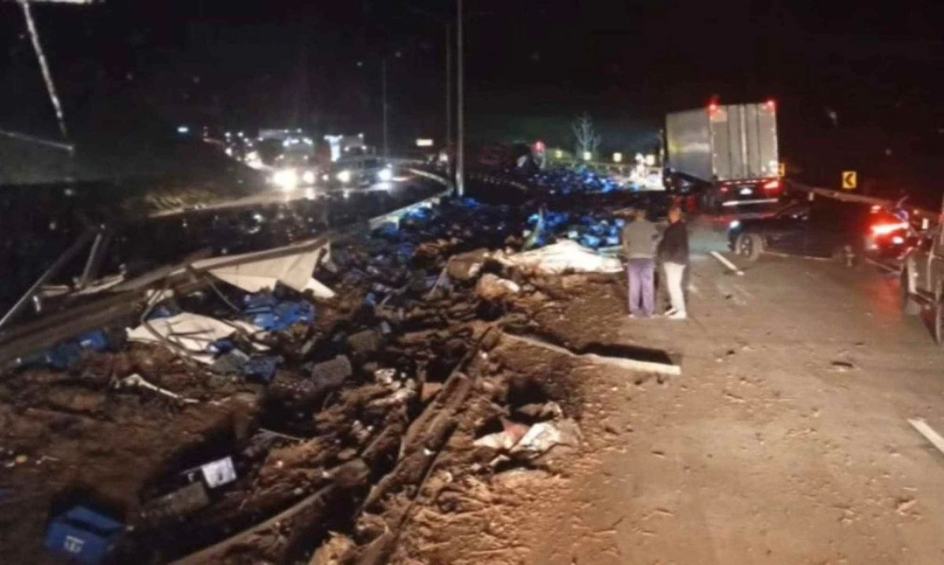 Carreta com cerveja tomba na BR-381 e deixa motorista gravemente ferido; trio foi preso tentando saquear a carga
