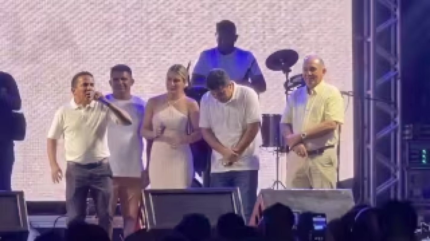  Após “show de réveillon com Caneta Azul”, internautas pedem cassação de prefeito que contratou