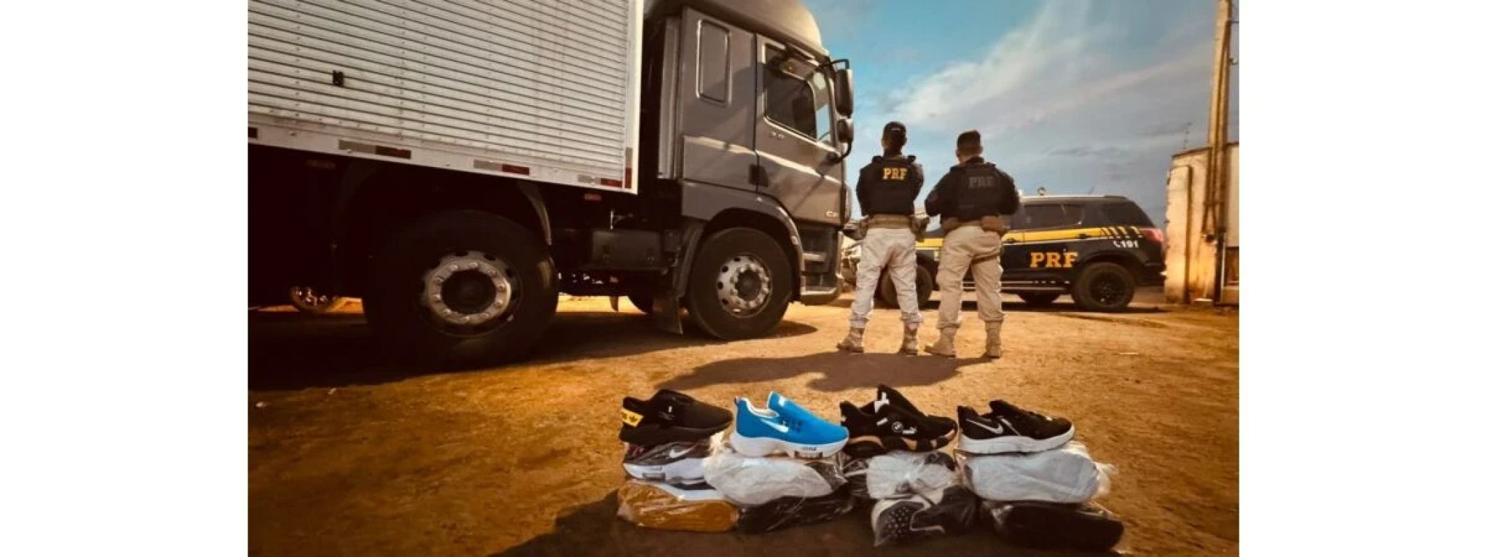 Caminhão com 14 mil pares de calçados falsificados é parado na BR-251