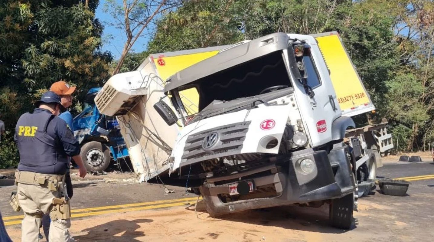 Colisão entre caminhões bloqueia BR-381 em Governador Valadares