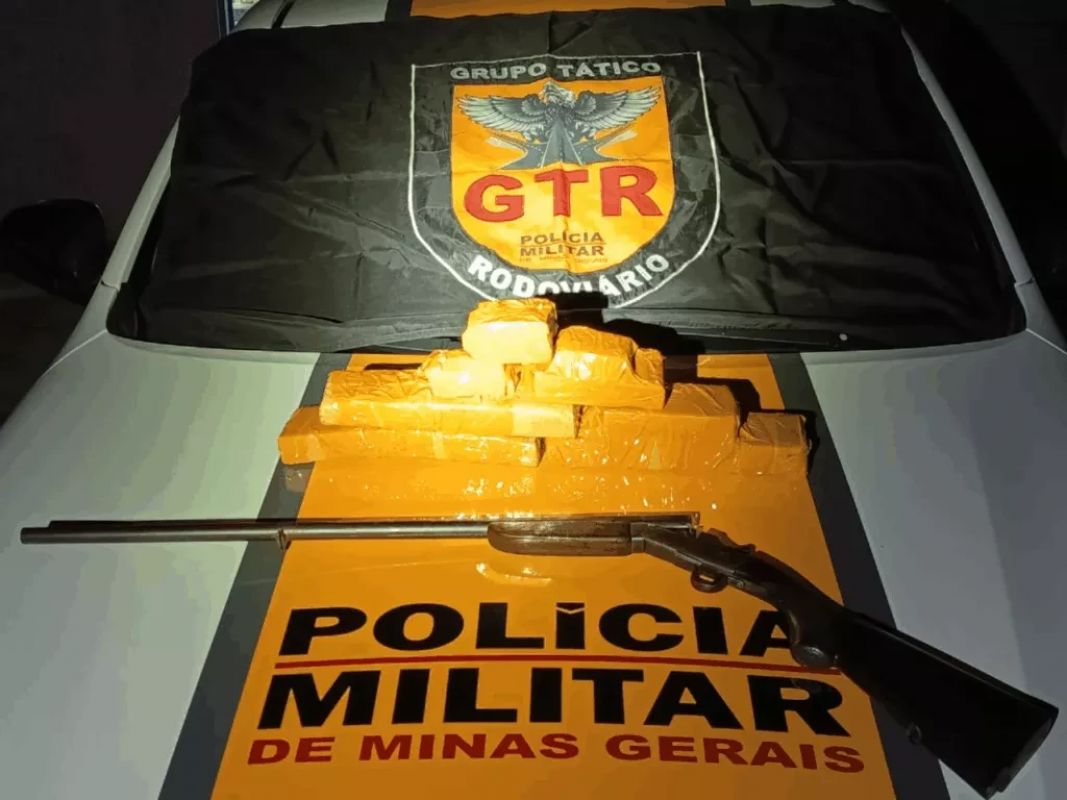 Polícia encontra arma e 8 barras de maconha em ônibus que seguia para a Bahia