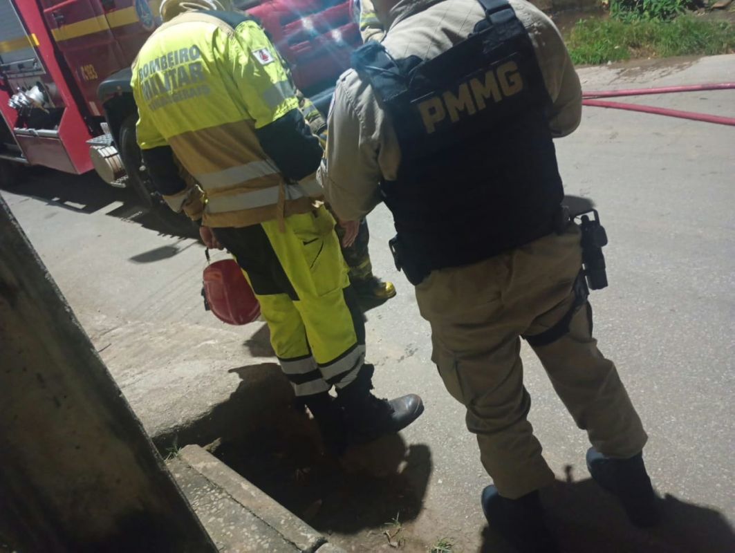 Incêndio de grandes proporções atinge casa em Santa Bárbara; famílias são retiradas às pressas