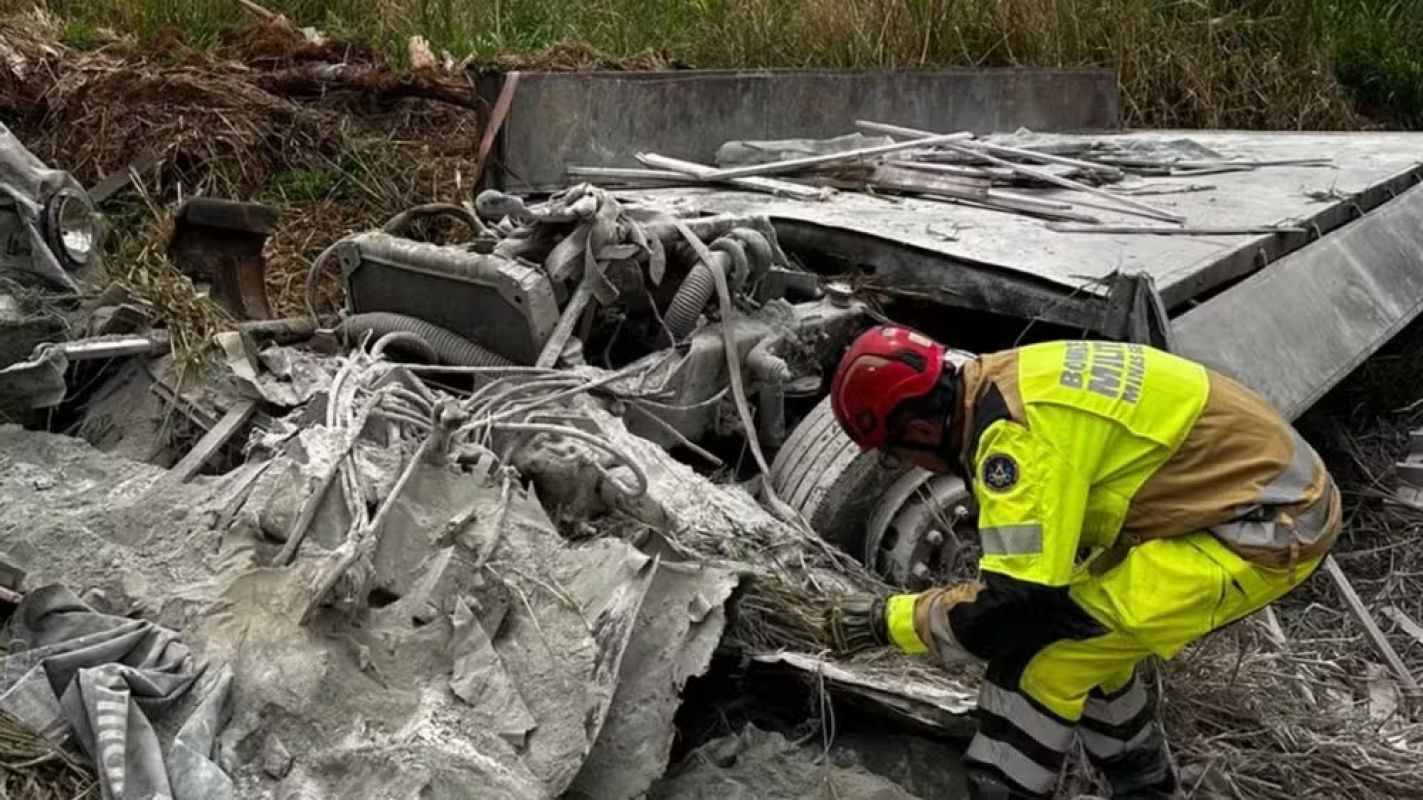 Caminhoneiro morre após sair da pista na MGC-226