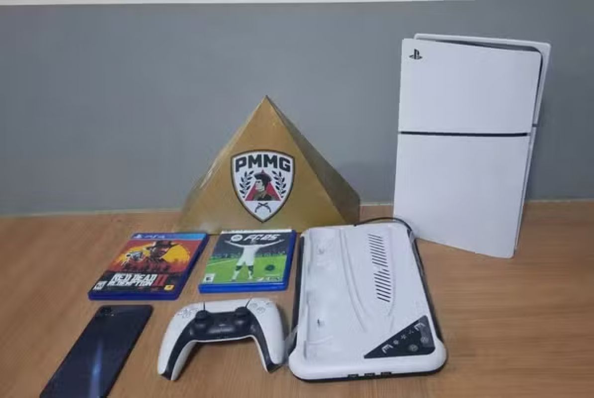 Jovem invade casa, furta PlayStation 5, confessa crime e é encontrado escondido debaixo de caixa d’água em Manhuaçu