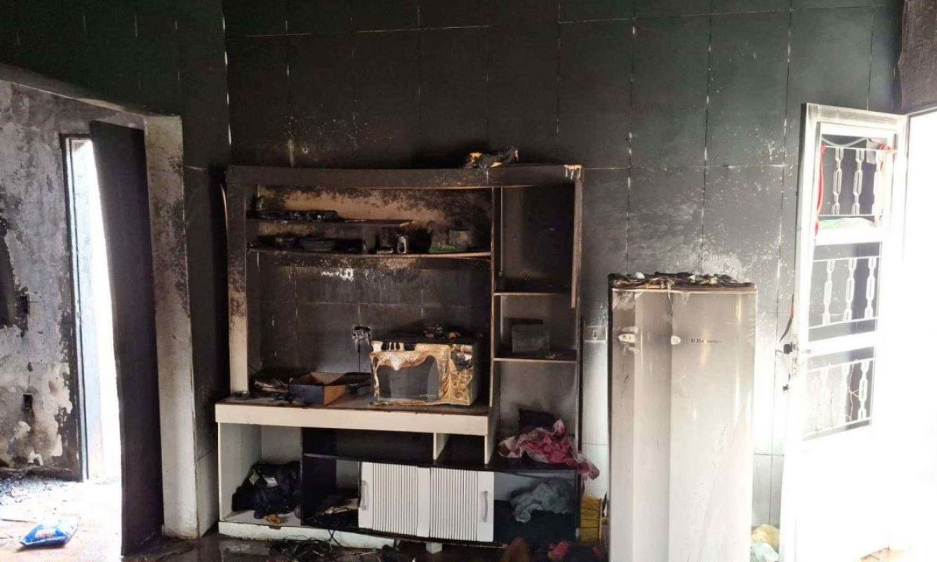 Filho coloca fogo na casa do pai com ele dentro e foge em MG