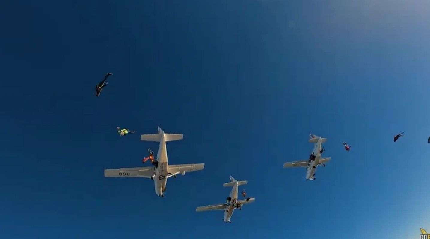 Mineiro tenta recorde mundial em salto com 200 paraquedistas nos EUA