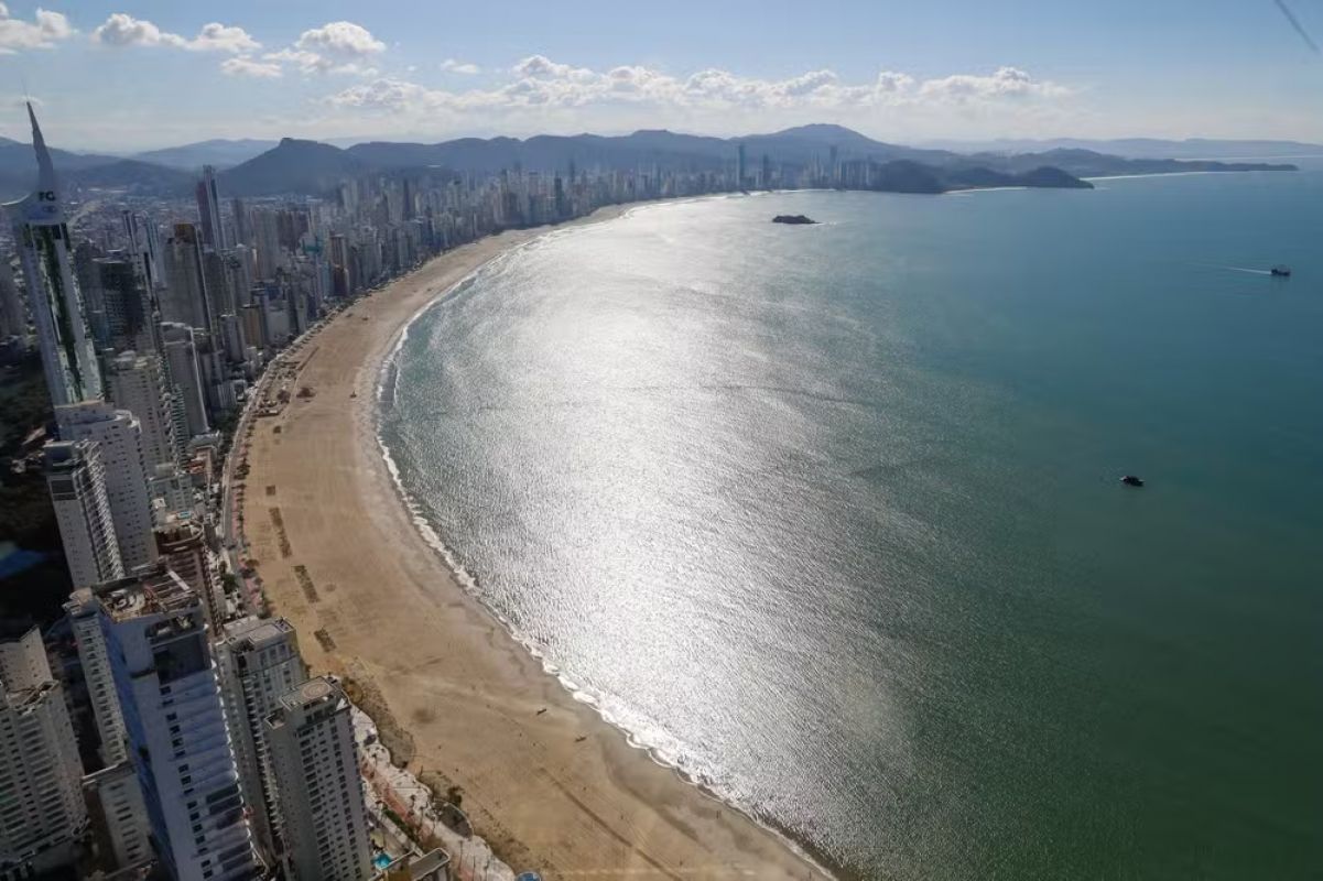 Praia alargada de Balneário Camboriú terá muro subterrâneo para proteger orla; entenda
