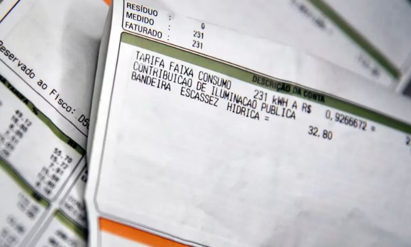  Aneel mantém bandeira vermelha e custo extra na conta de luz em novembro