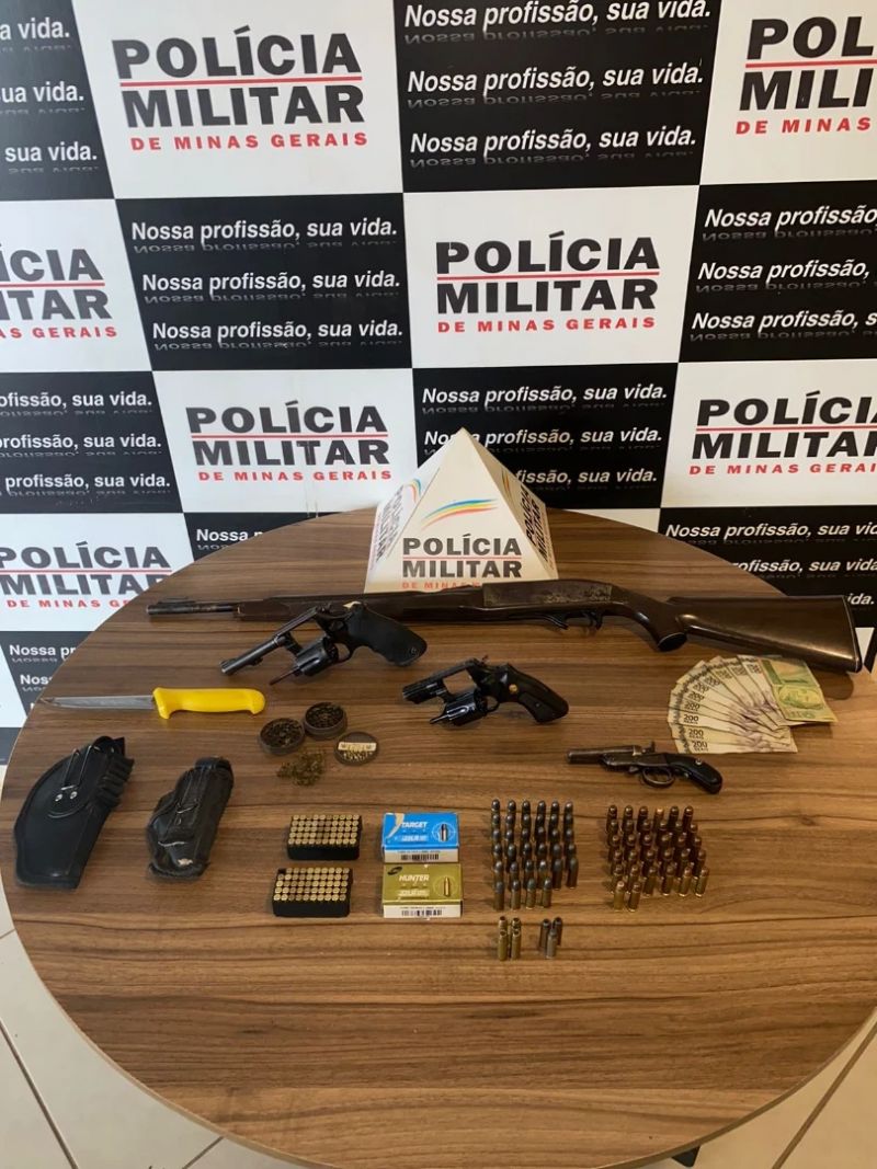 Dupla é presa após capotar carro com arsenal na zona rural de Inhapim
