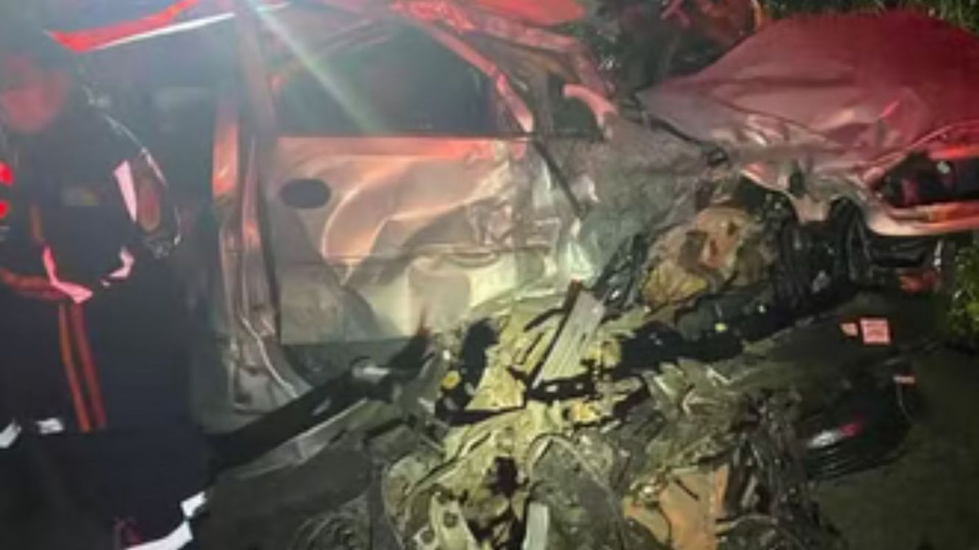 Motorista morre preso às ferragens após colisão entre carro e caminhão na BR-262