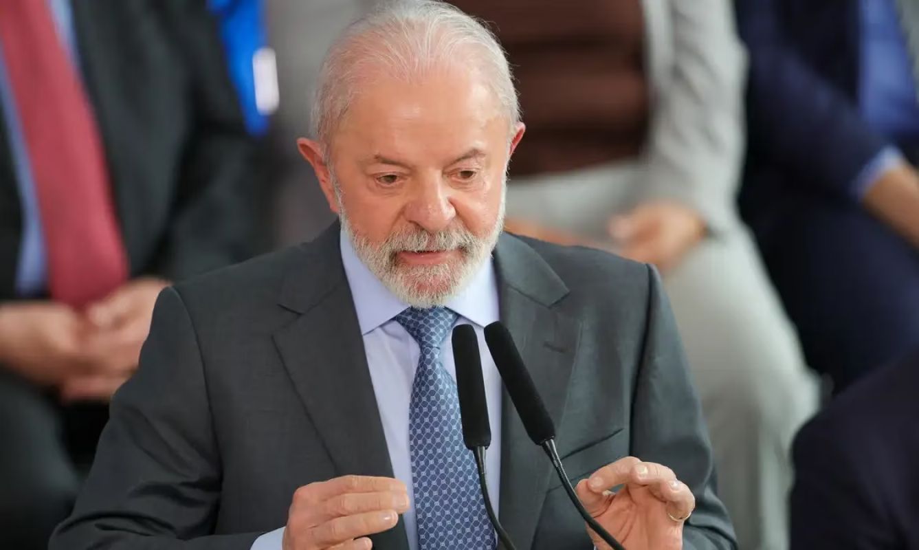 Resolução do PT mira reeleição de Lula em 2026 e aponta Tarcísio como principal adversário