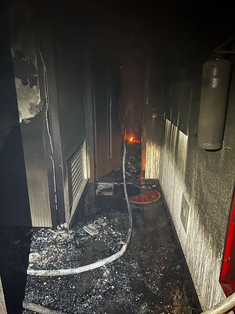 Apartamento pega fogo e fica totalmente destruído na Savassi em BH;A moradora inalou fumaça, precisou de atendimento e foi levada ao hospital. 