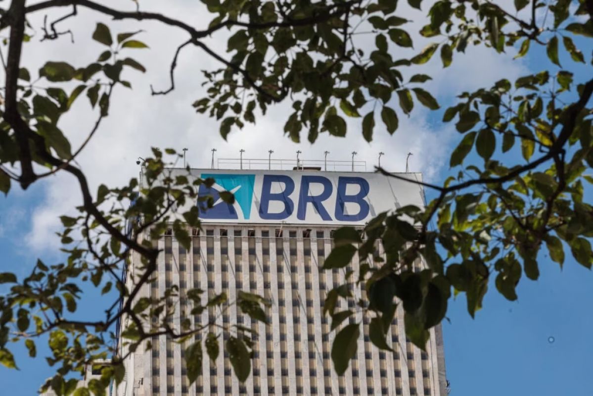 Influenciadores expõem e-mails com pedido de orçamento para comentar caso Banco Master em nome do BRB