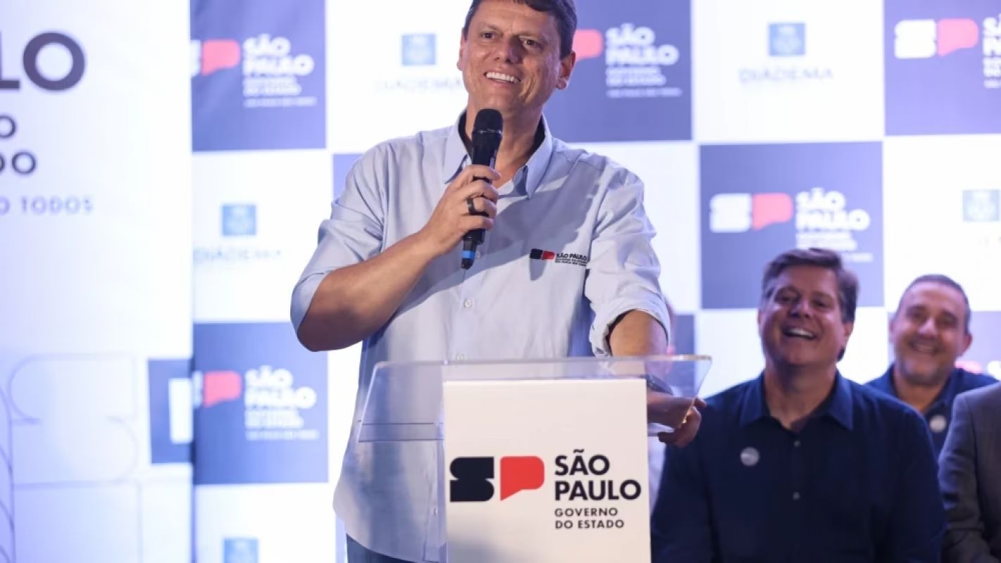 Tarcísio reafirma lealdade a Bolsonaro e declara apoio a Flávio para Presidência