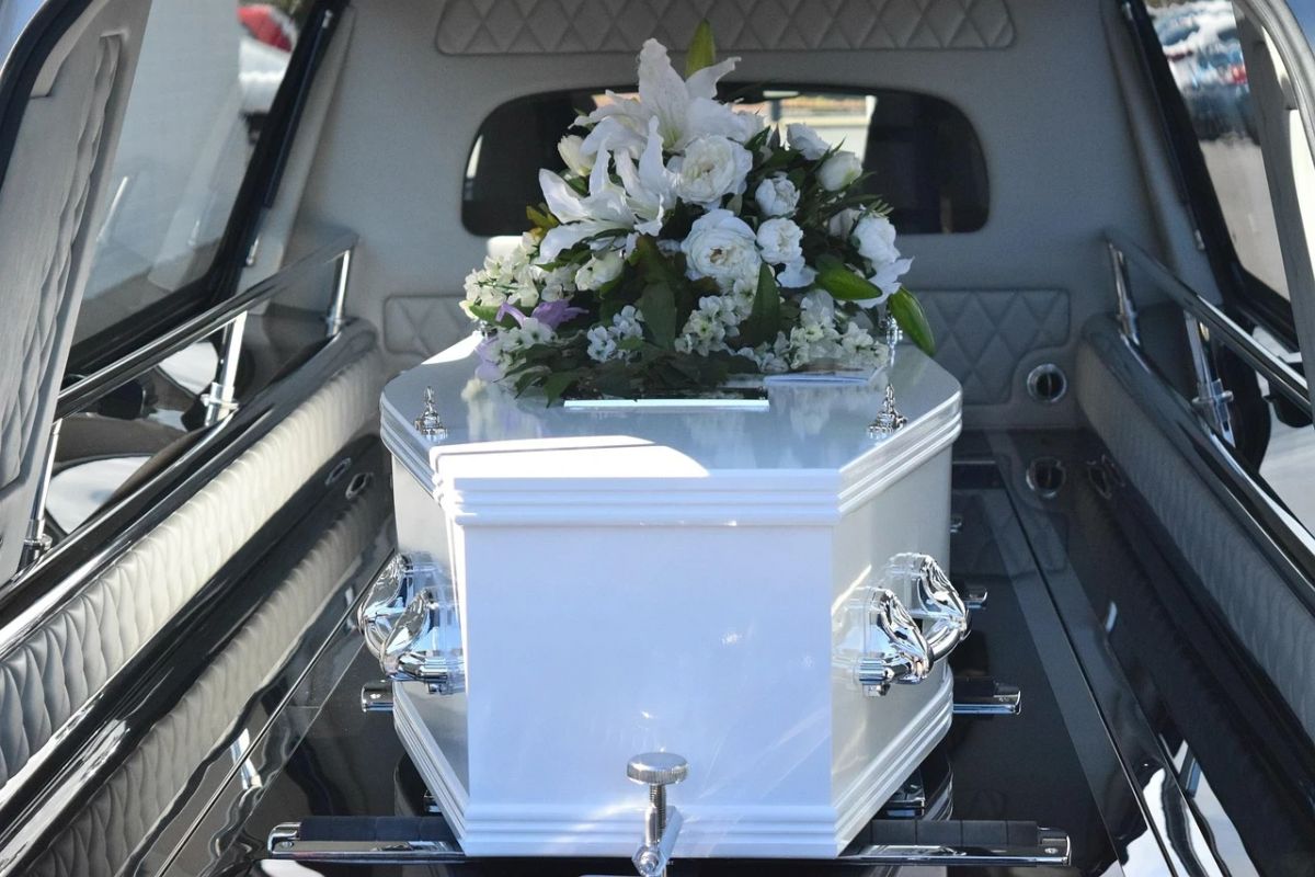 Funerária é condenada após deixar corpo no carro por 6h por erro entre contrato e certidão