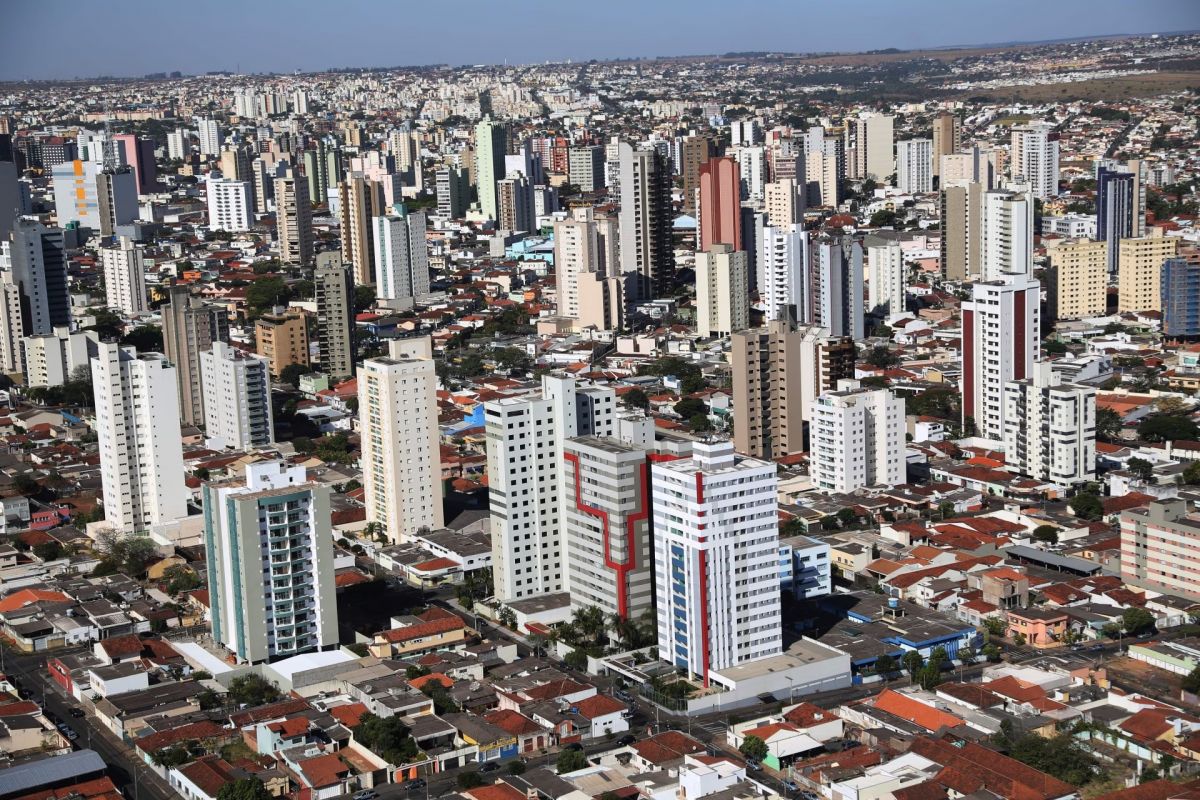 Adolescente pula do 3º andar após mãe tomar celular como punição em Uberlândia