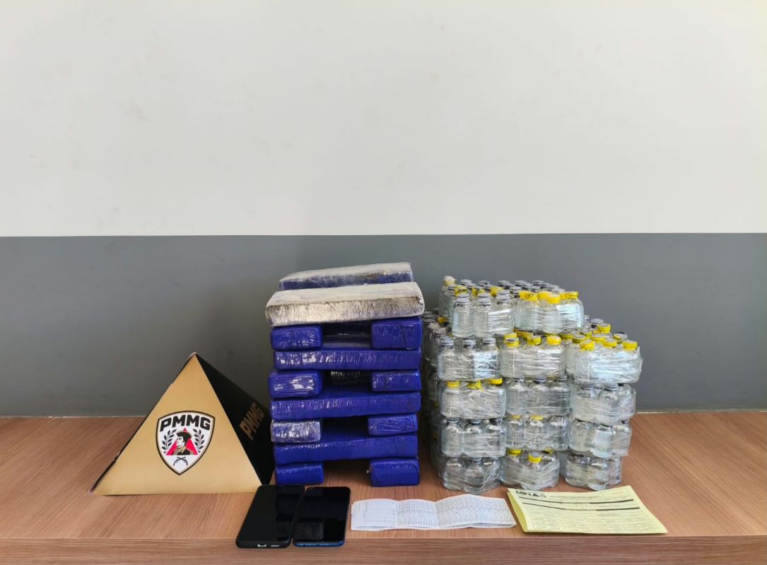 PM apreende 16 barras de maconha e 324 frascos de lança-perfume em Manhuaçu