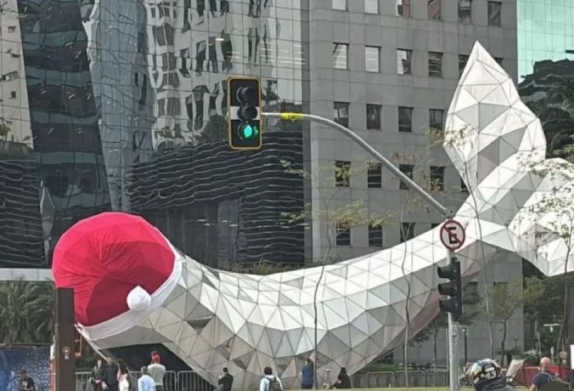 Gorro de Natal em escultura de baleia na Faria Lima vira meme e é substituído em SP
