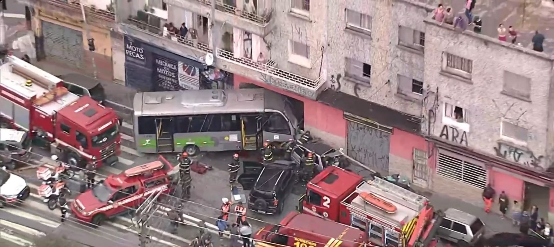 Micro-ônibus perde o controle, atinge carros e deixa feridos na Zona Norte de SP