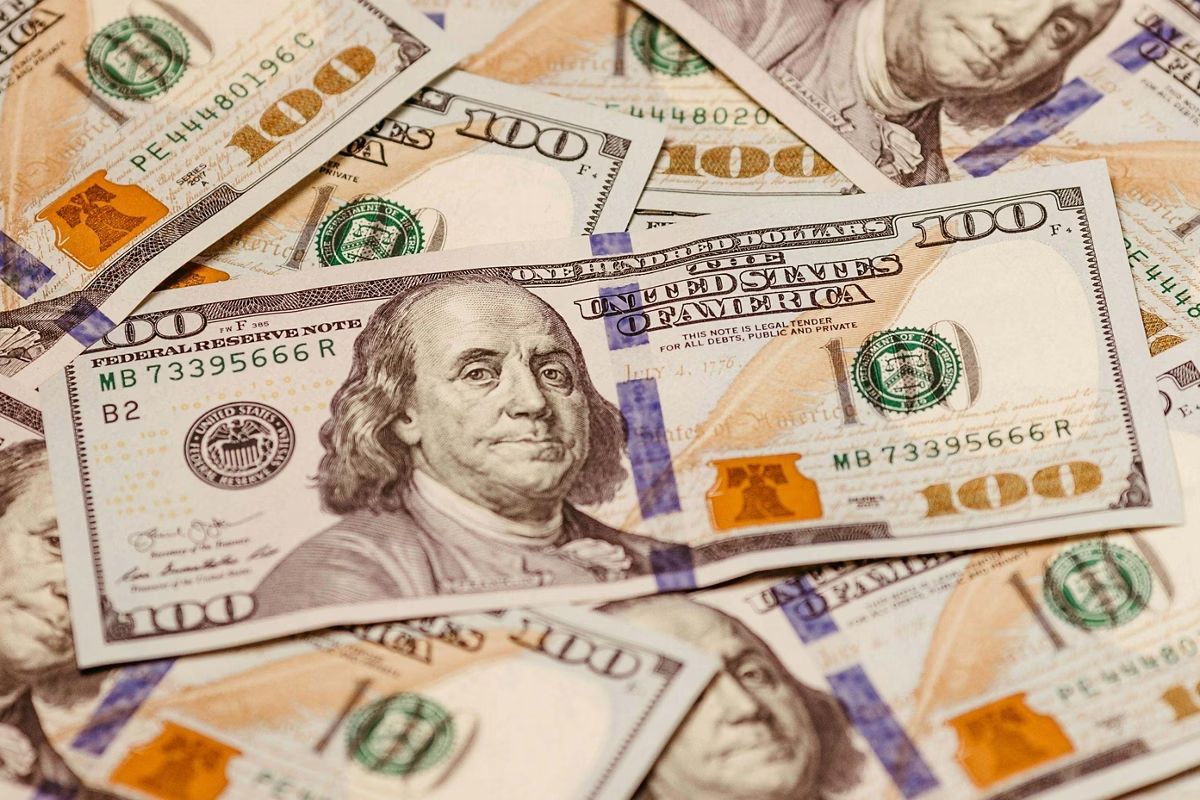 Bolsa cai 2,38% com pressão de balanços e incerteza geopolítica; dólar fica estável a R$ 4,92