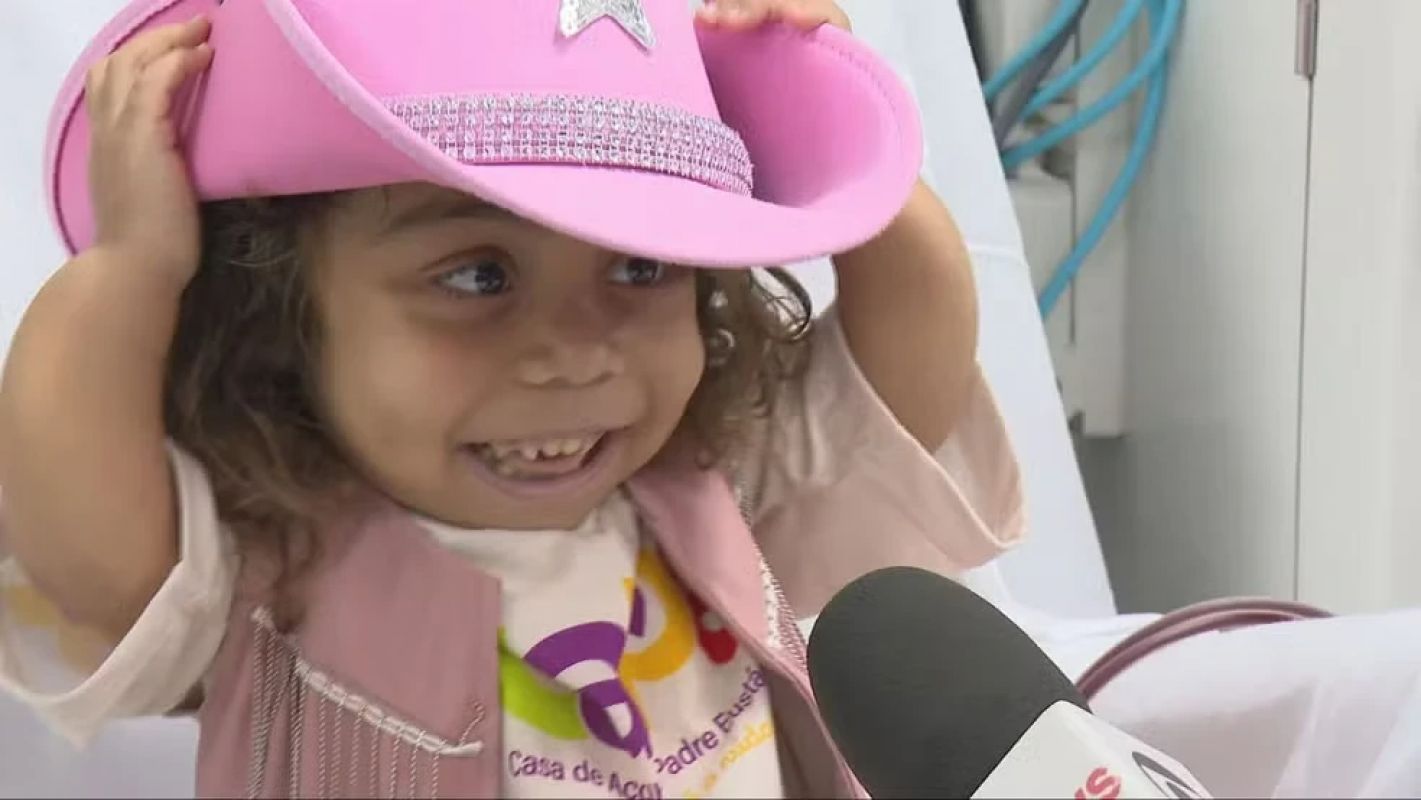 Fã mirim de 5 anos recebe mensagem de Ana Castela enquanto espera por transplante de rim