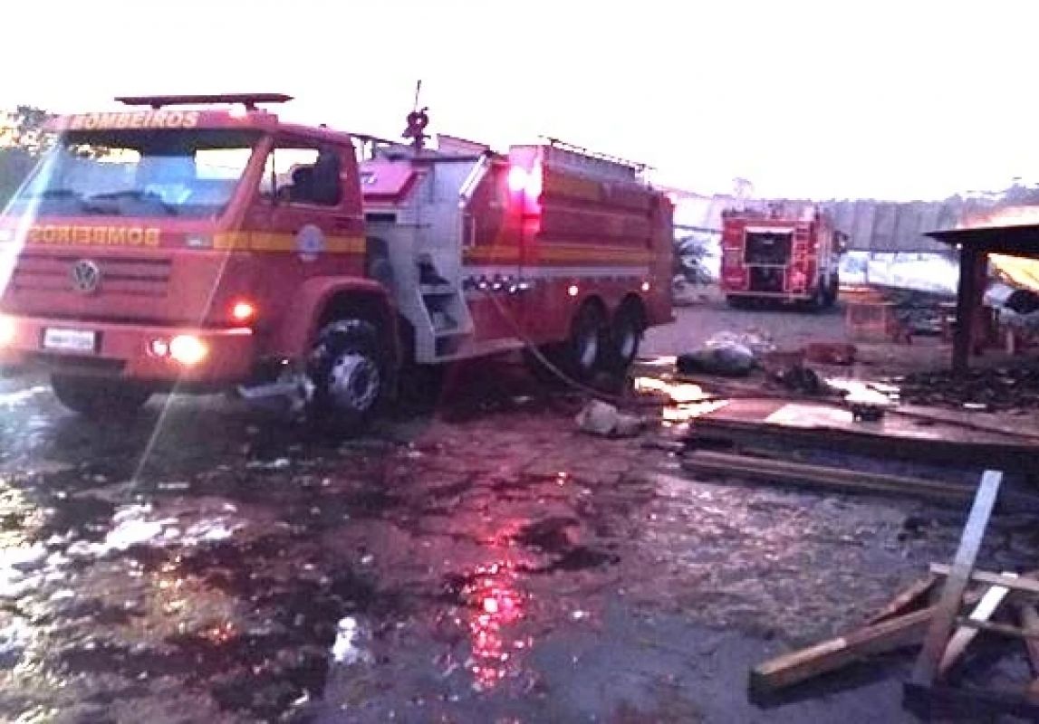 Fábrica de móveis é destruída por incêndio em distrito mineiro