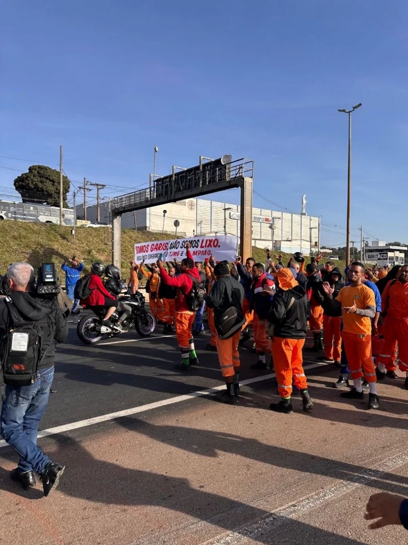 Garis protestam por justiça após morte de colega durante coleta de lixo