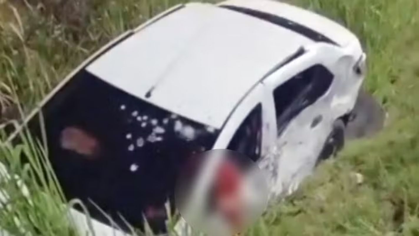 Casal é morto a tiros dentro de carro e bebê fica ferido na Avenida Brasil, na Zona Oeste do Rio