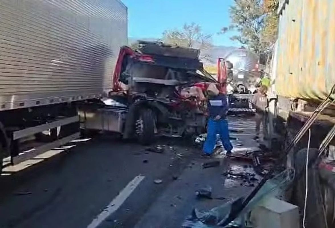 Pista da Rodovia Fernão Dias fica bloqueada após engavetamento entre cinco veículos em Extrema