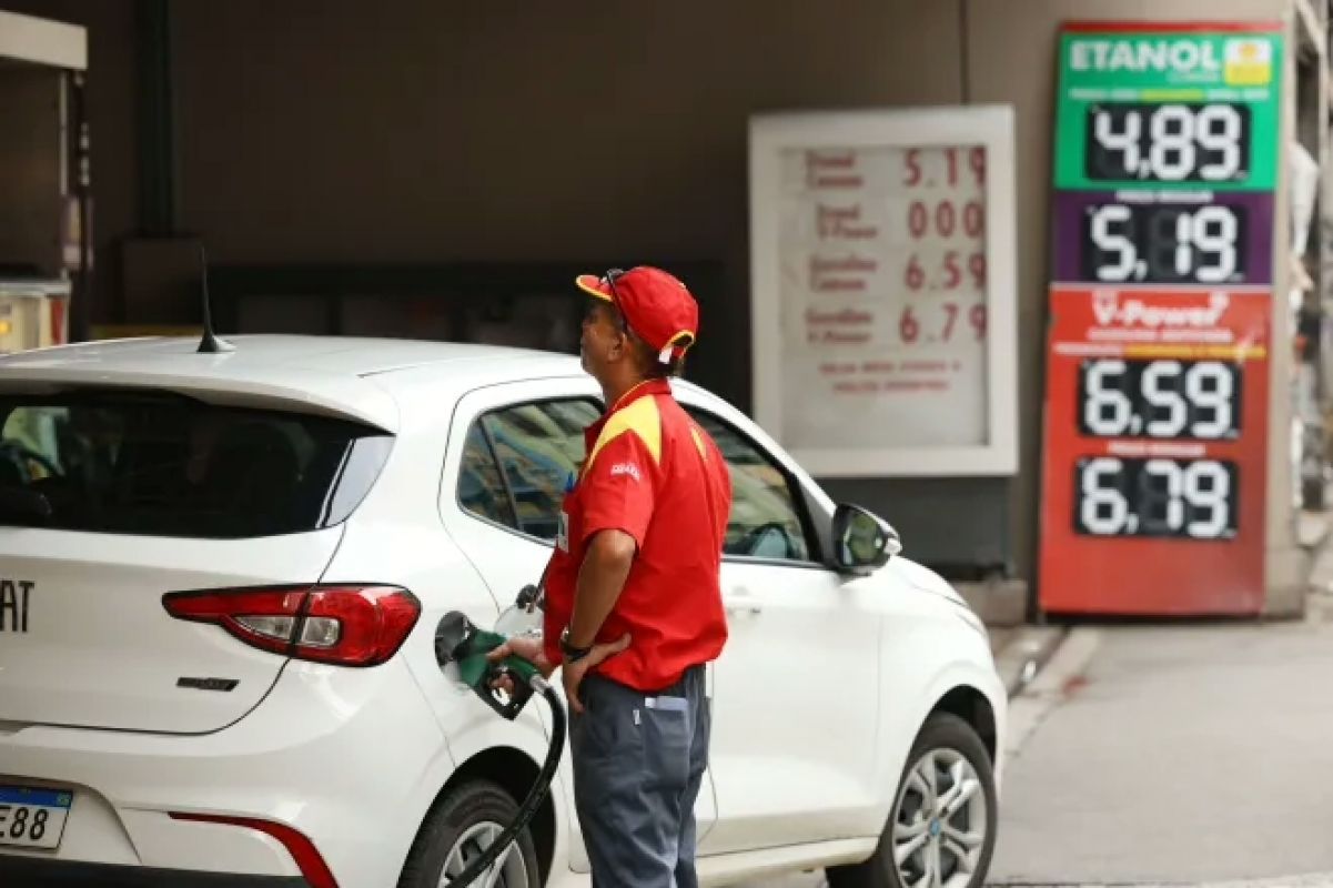 Governo Lula anuncia pacote e autoriza interdição de postos por aumento injustificado de combustíveis