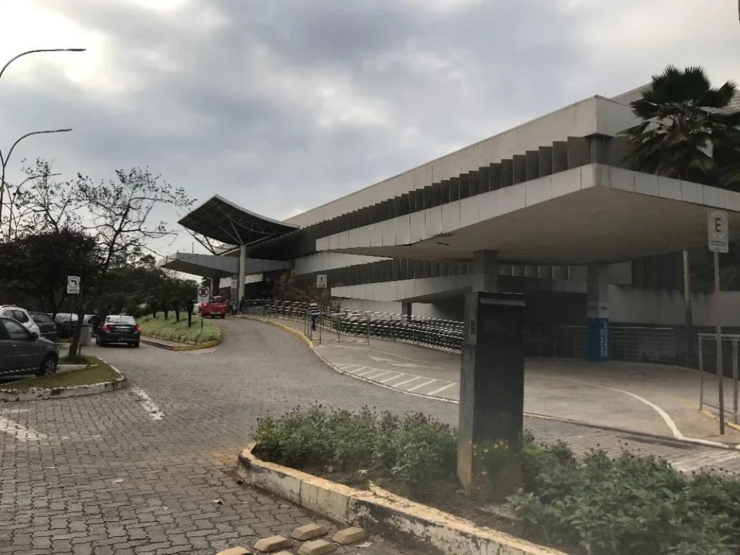 Paciente não identificado e com várias tatuagens está internado na UTI do Hospital Márcio Cunha após acidente