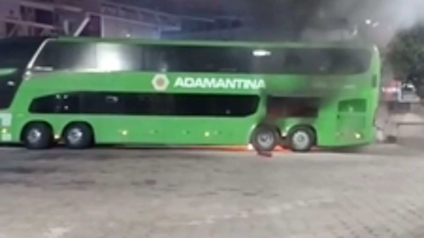 Vídeo: Ônibus pega fogo na rodoviária de Ipatinga