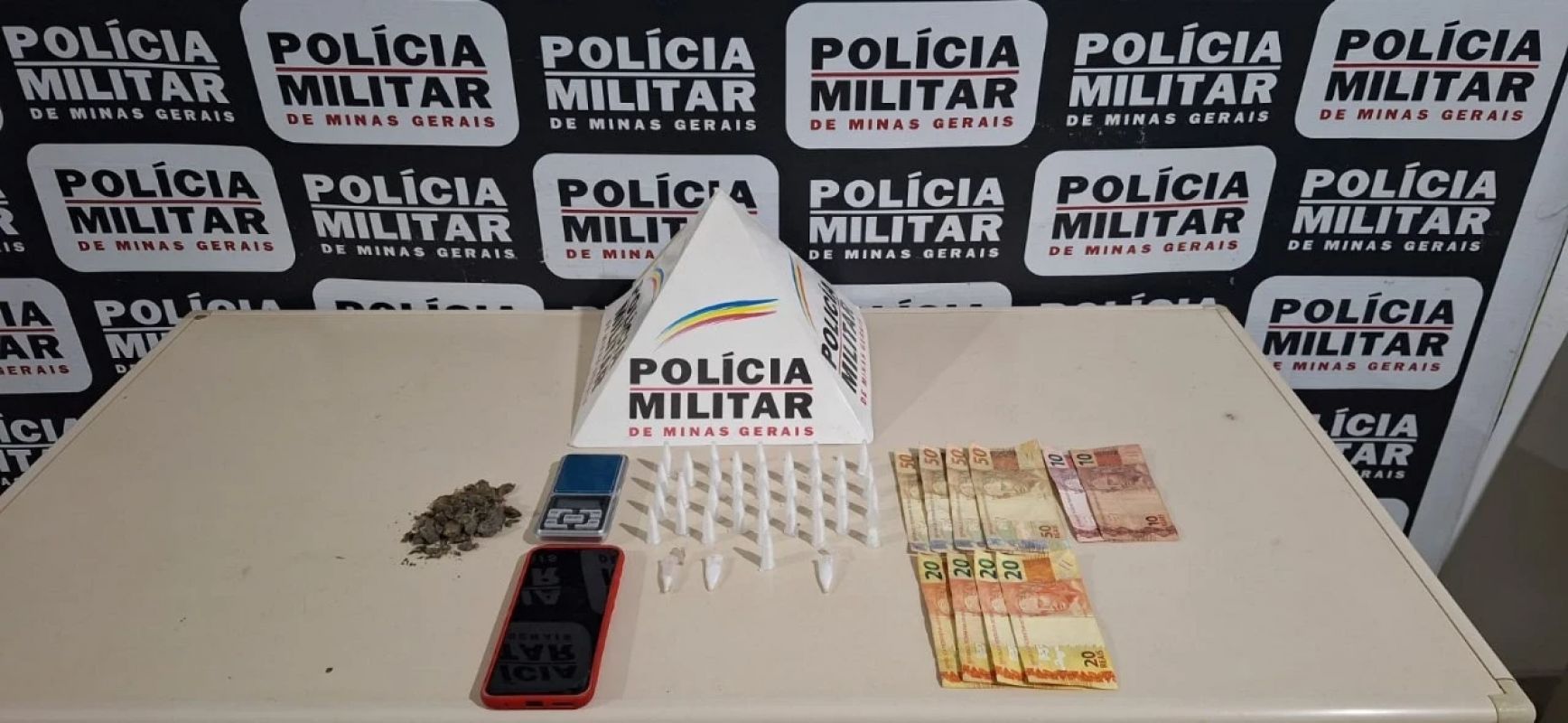 Vídeo: Traficante tenta engolir droga ao ver viatura da polícia, mas acaba preso em Nova Era