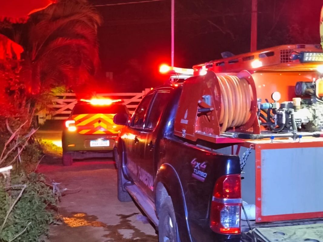 Vídeo: incêndio causado por queima de lixo ameaça casas na zona rural de São Gonçalo do Rio Abaixo