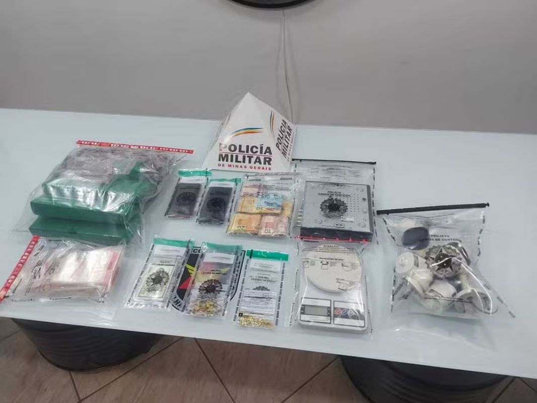  Idosa entrega R$ 3.900 que estavam escondidos em suas roupas após PM apreender drogas em sua casa e em lote vizinho