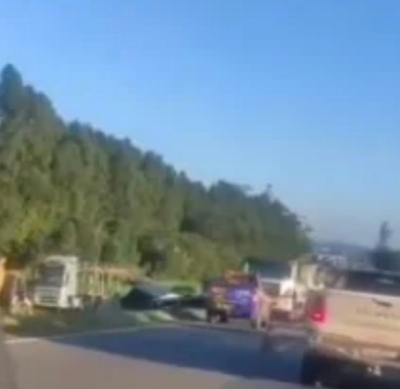 Motorista morre preso às ferragens após caminhão carregado com cal capotar na BR-040 em MG