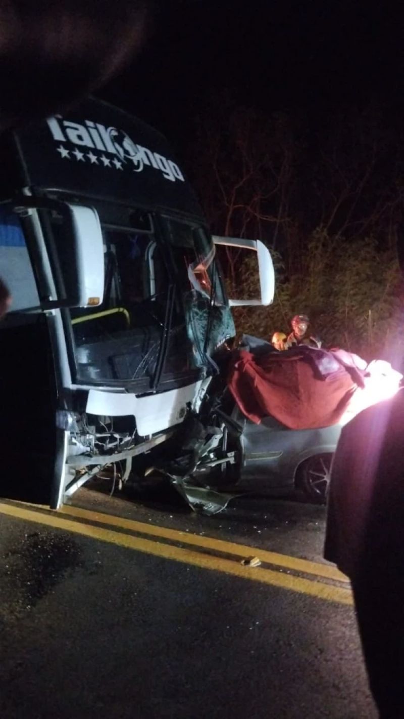 Batida entre carro e ônibus deixa cinco mortos na MG-122 em Janaúba
