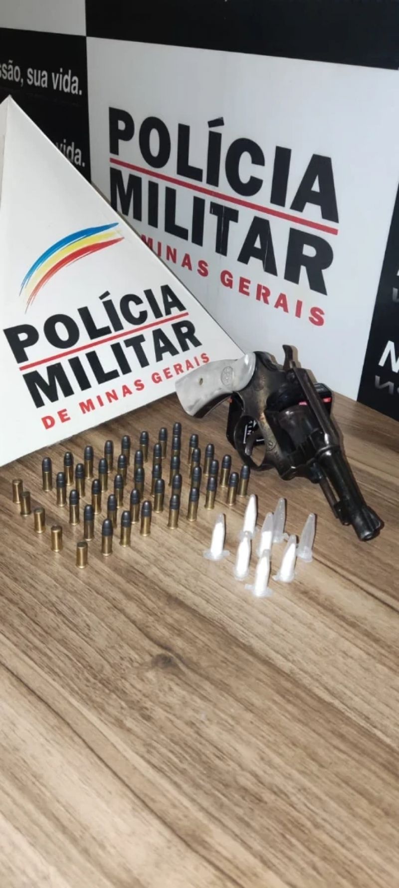 Revólver e drogas são apreendidos pela PM na zona rural de Inhapim