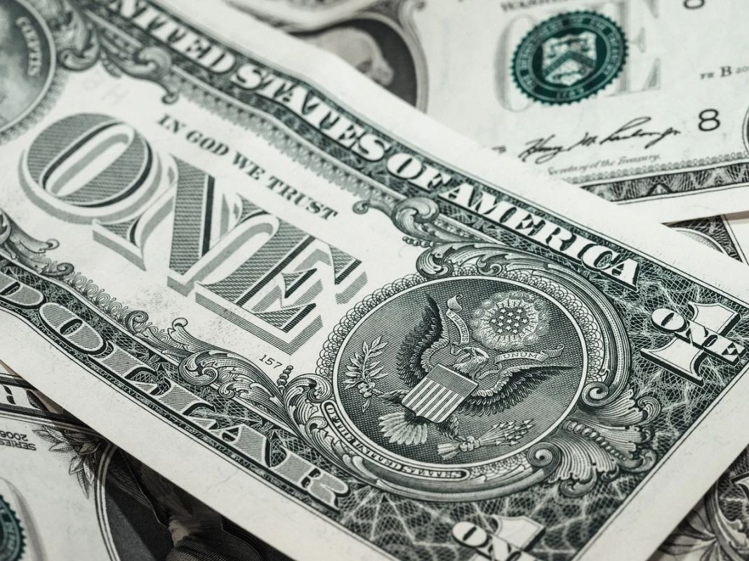 Dólar sobe e Bolsa cai após isenção do IR avançar na Câmara