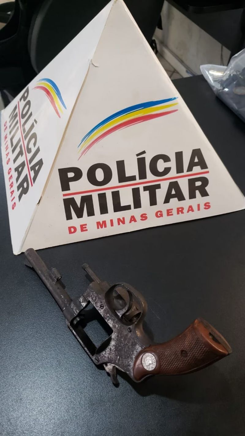 Homem é preso após ameaçar ex-companheira com revólver em via pública em São José do Goiabal