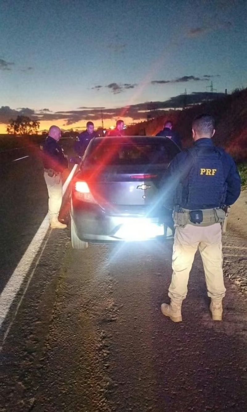 PRF prende casal suspeito de furtar Chevrolet Prisma na BR-365, em MG