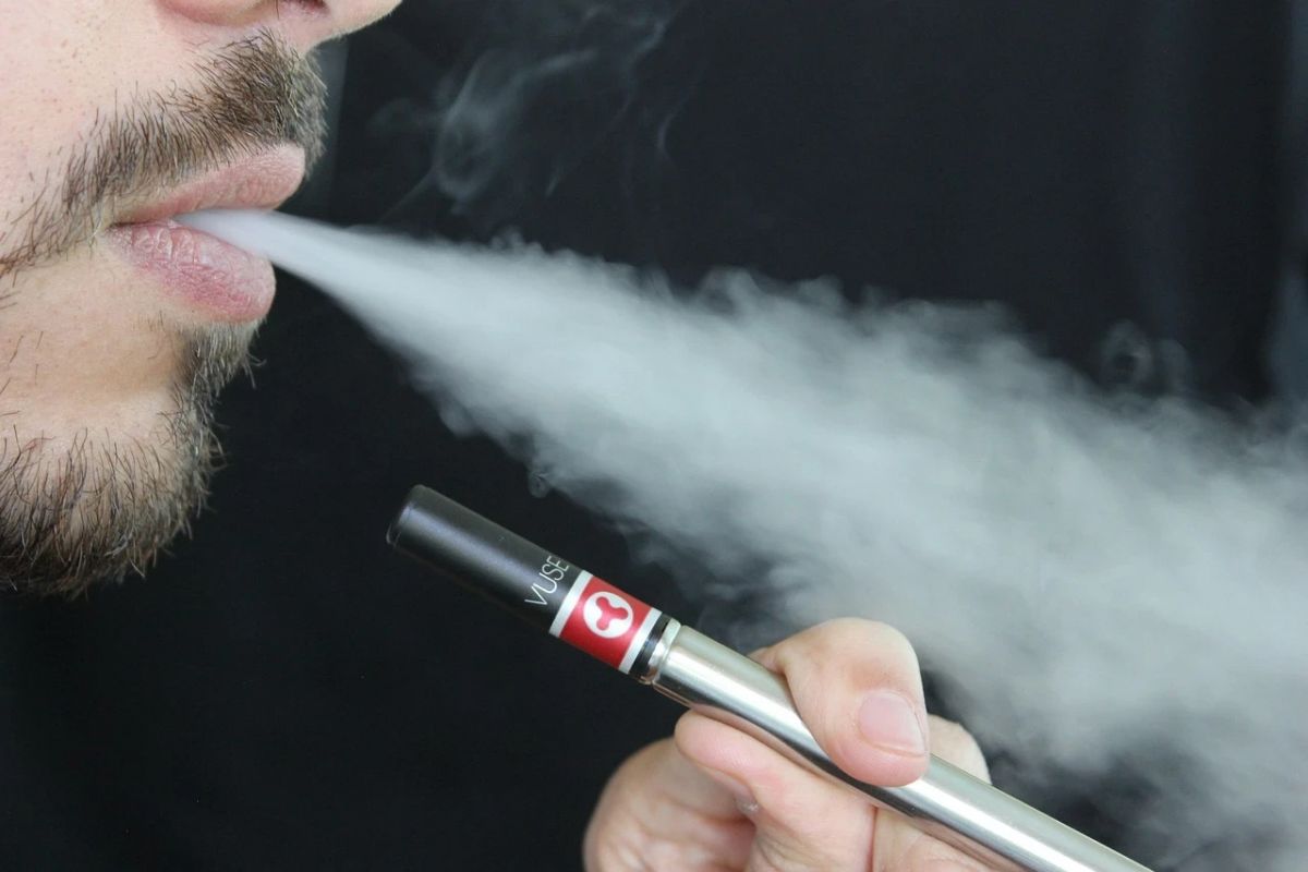 Cigarro eletrônico aumenta risco de infarto, AVC e doenças pulmonares, com impacto maior sobre jovens
