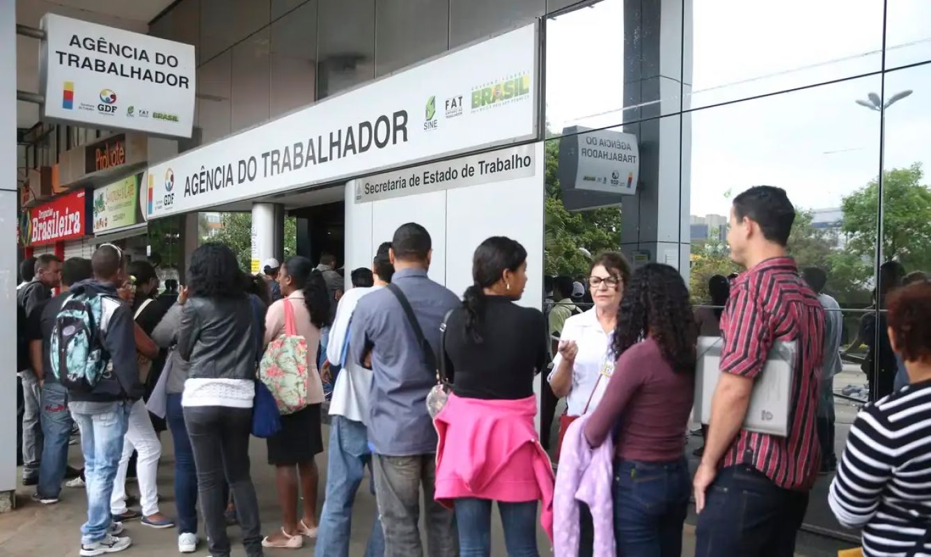 População negra é maioria no mercado de trabalho do DF, mas concentra desemprego e informalidade
