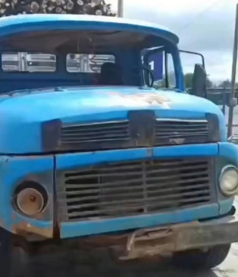 PRF flagra caminhão sem para-brisa e com tambor de combustível na cabine em Pernambuco