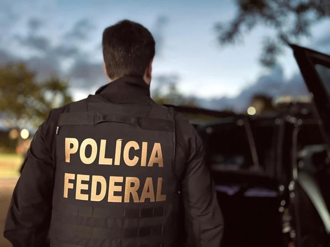 PF prende pai e filho, integrantes de organização criminosa e foragidos de MG, no Rio de Janeiro