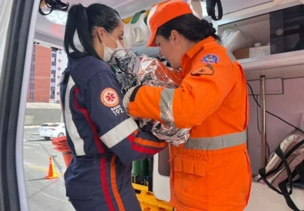 Motorista age rápido, leva mulher ao quartel e bebê nasce dentro de carro em ação conjunta do Samu com o Corpo de Bombeiros em MG