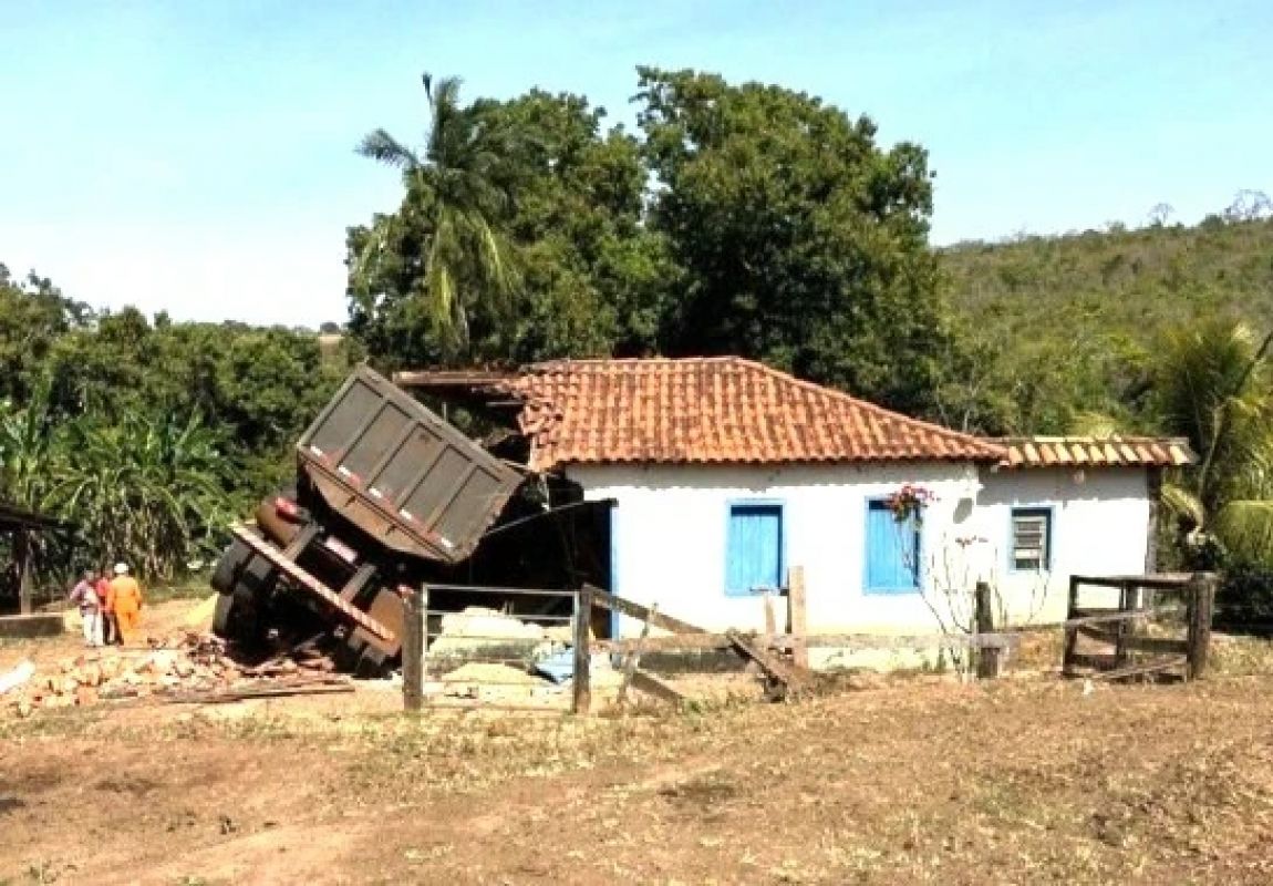 Idosa fica ferida após caminhão atingir casa no Triângulo Mineiro