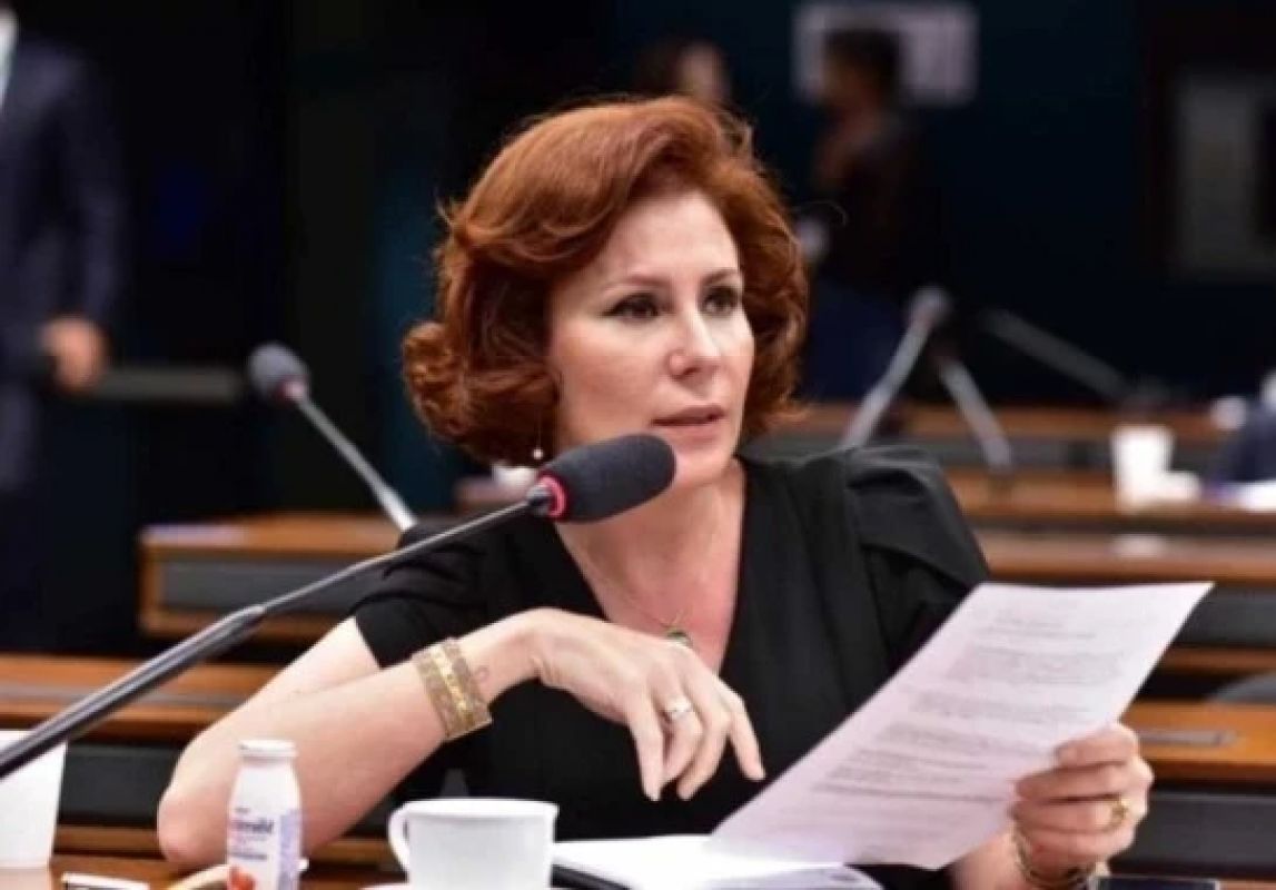 Carla Zambelli se licencia da Câmara após ordem de prisão