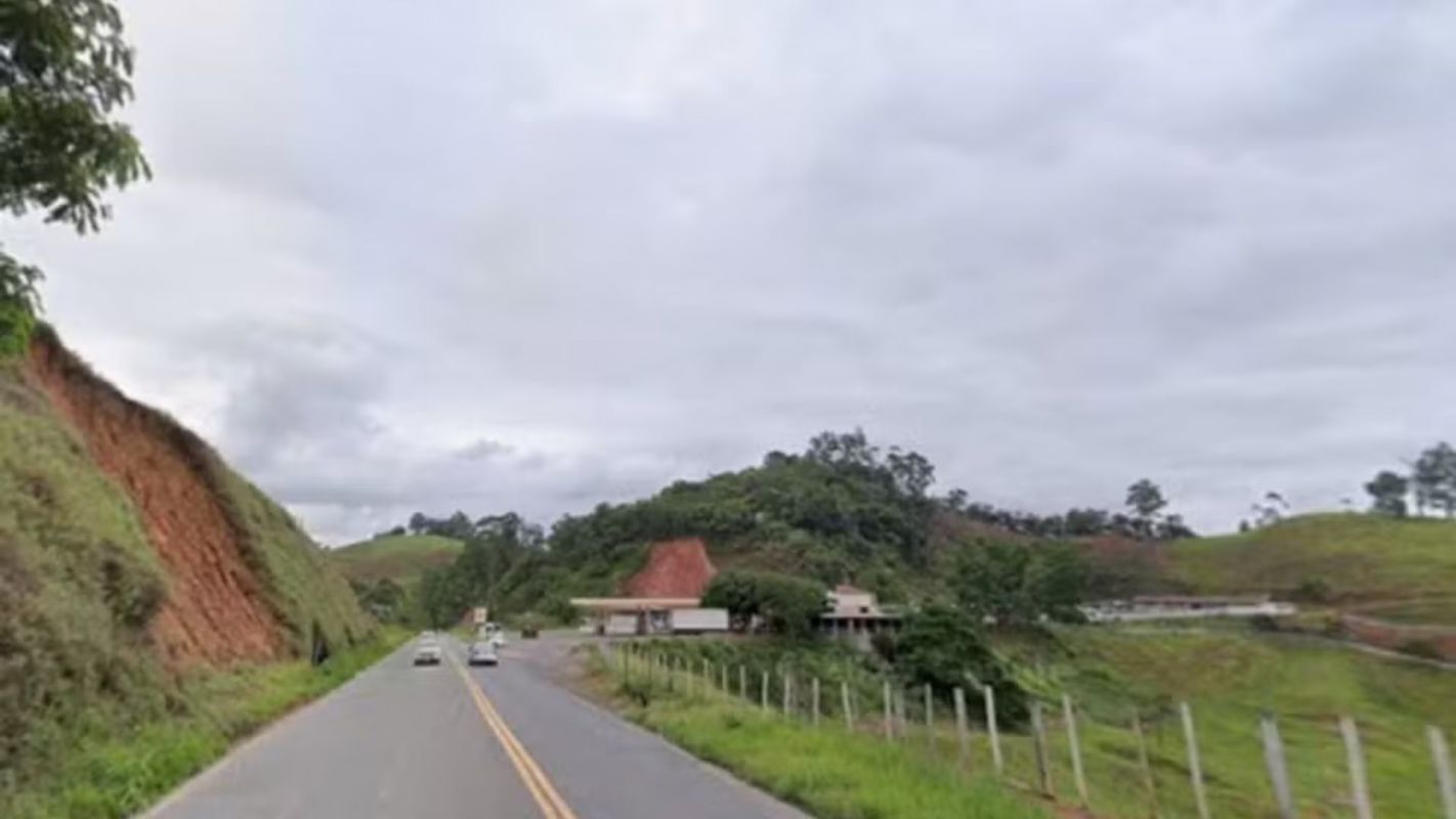 Caminhoneiro é encontrado nu e desacordado após dar carona a mulher na MGC-265 na Zona da Mata